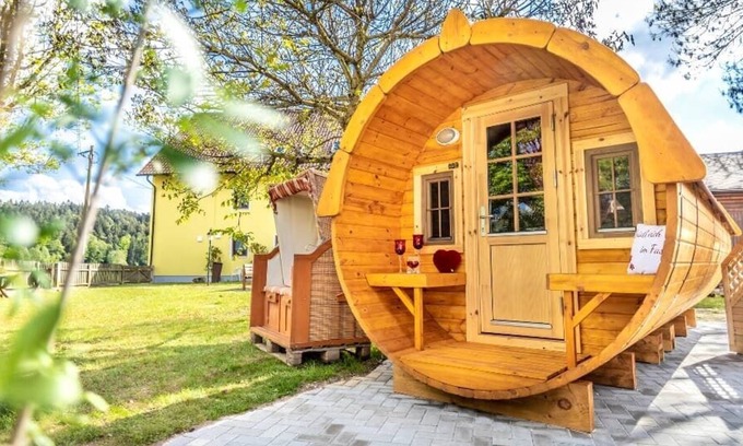 Burglengenfeld Apartment | Schlaffass für bis zu 4 Personen - ein Campingerlebniss der besonderen Art