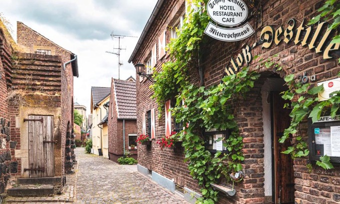 Feste Zons Hotel | Schloß Destille