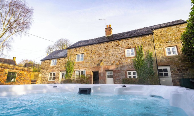 Leek Cottage | School House; cosy cottage, hot tub, Peak District