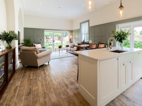 Shrewsbury House | School House Victorian elegance by the river with parking Pass the Keys