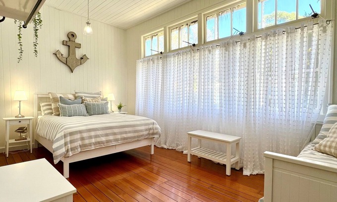 Somerset Dam House | Schoolhouse Somerset Dam - Sleeps 16!