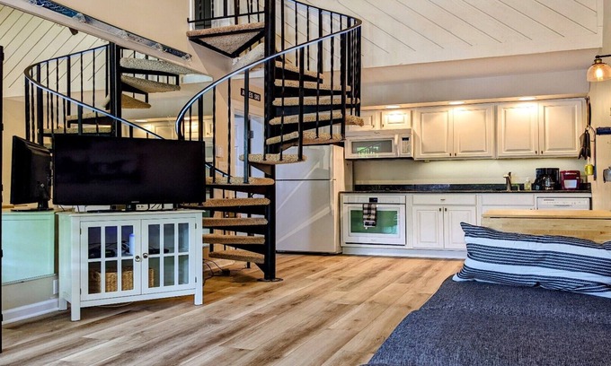 Bellaire Condo | Schuss Mountain! Sleeps 8, golf course, WiFi, walk to pool, steps to yellow lift