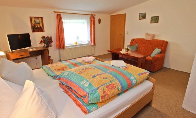 Malchin Apartment | SCHW 1051 - room 1 - fitter's room Malchin SCHW 1050