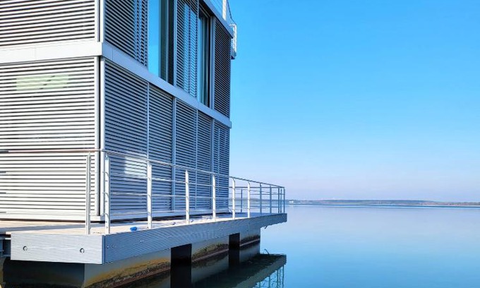 Geierswalde Villa | schwimmendes Ferienhaus Silent