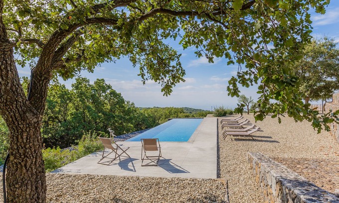 Ragalna House | Sciaraviva, characteristic Sicilian house surrounded by an organic vineyard.