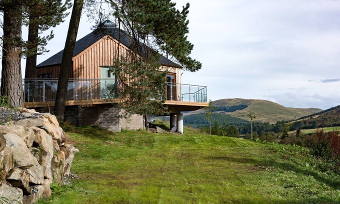 Blairgowrie Cabin | Scots Pine Treehouse @ Dalnoid - secluded, sleeps 2, hot-tub, mountain views