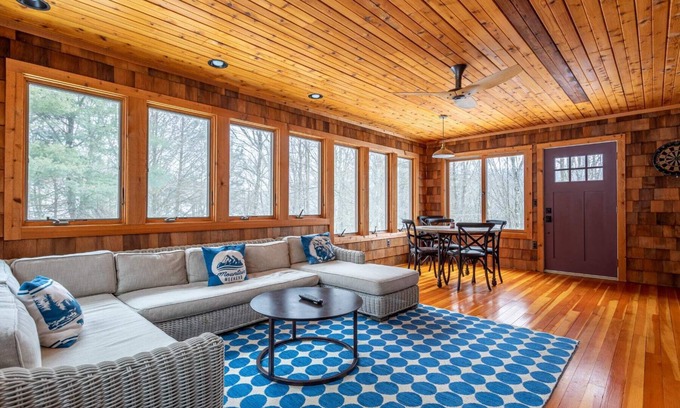 Neversink Cabin | Scott Brook Cabin - Romance in The Catskills