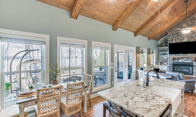 Scottsville Cottage | Scottsville Cottage: Fire Pit & All-Year Lake View