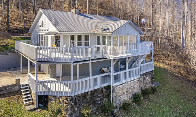Smithville Ski Chalet | Scout's Hideaway (Dog-Friendly) Over Looking Center Hill Lake