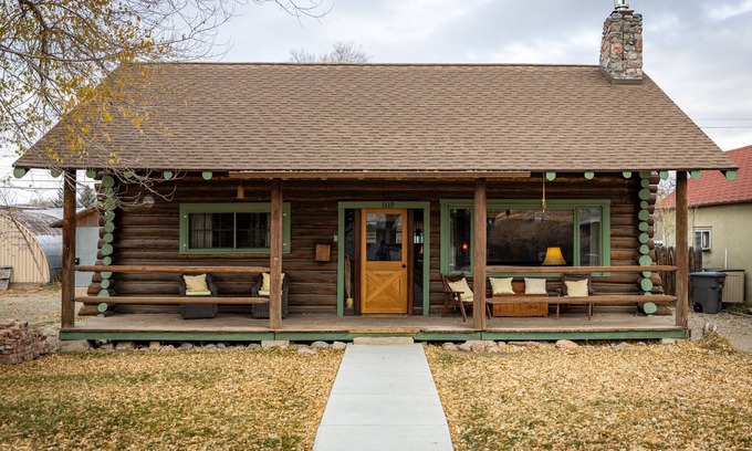 Cody House | Scout's Rest in Cody - Beautiful Cozy Log Cabin that sleeps 8!
