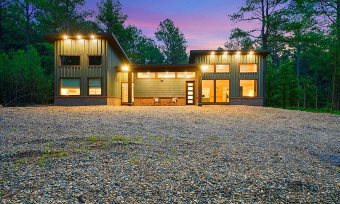 Pickens Cabin | Screech Owl Cabin · Luxury Getaway: EV Charger, Game Table & Hot Tub