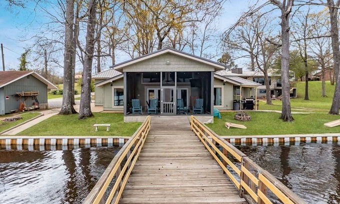 Farmerville House | Screened Patio, King Beds, Fresh & Clean, Games