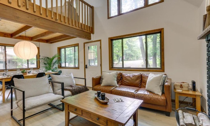 Hamlin House | Screened Porch and Grill Lake Ariel Vacation Rental