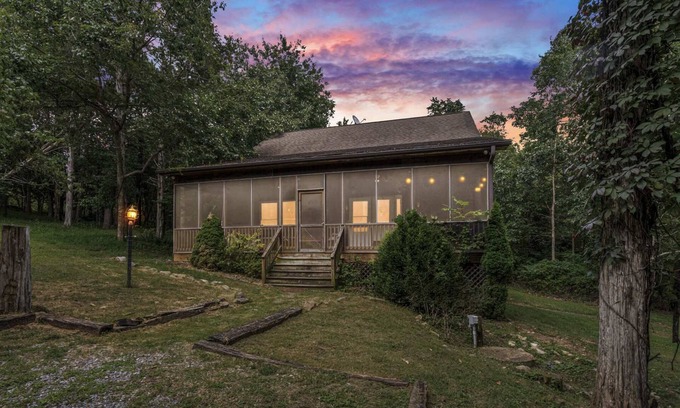 Luray House | Screened Porch w/Swing, Fire Pit, Grill & Deck