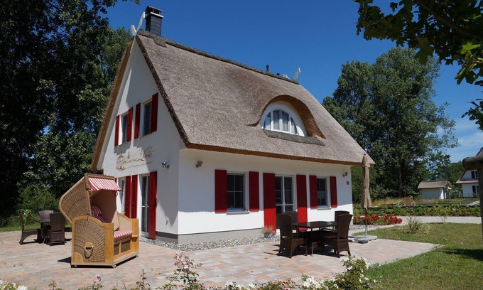 Glowe House | Sea air and the sound of waves - vacation in the comfortable thatched house Lucia in Glowe