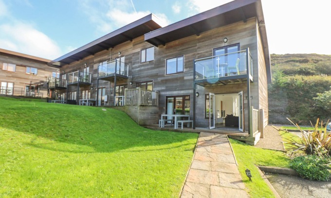 Porthtowan Cottage | SEA BREEZE 17 GANNEL, pet friendly, with a garden in Porthtowan