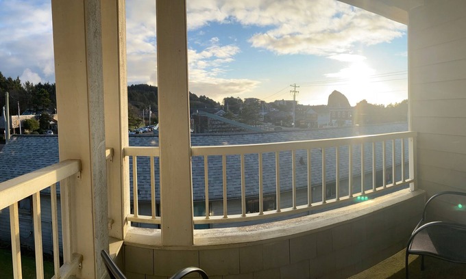 Downtown Cannon Beach Hotel | Sea Breeze Court