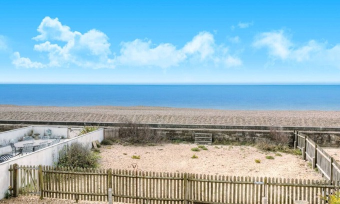 South Hayling Apartment | Sea Breeze Haven | 4 Beds with Stunning Views