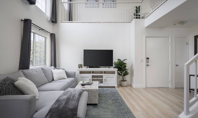 Pico Apartment | "Sea Breeze" Loft w/Huge Private Roof Deck! Beach & Promenade!