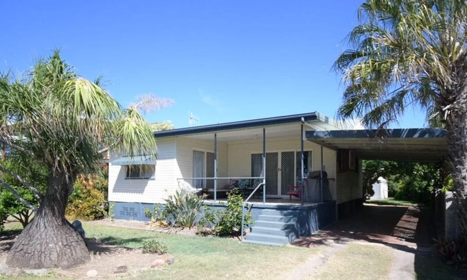 Woodgate House | 'Sea Breeze' on the Esplanade