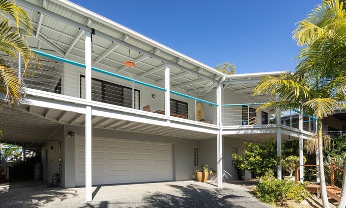 Elizabeth Beach House | Sea Breeze - perfect beach getaway for family, friends and pets