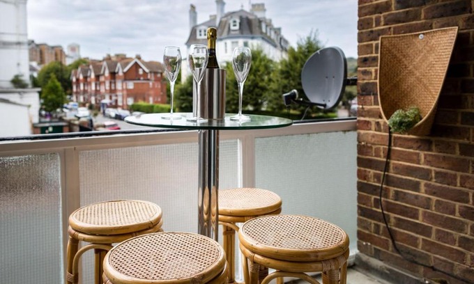 Eastbourne Seafront Apartment | Sea Downs - moments from beach