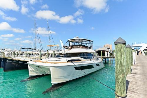 Nassau Boat Rental | Sea Dreams- Boomer