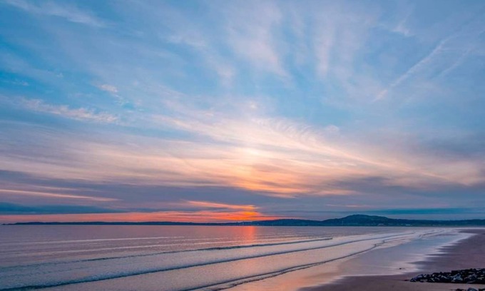 Port Talbot House | Sea Escape spacious contemporary townhouse 1 minute from a sandy beach