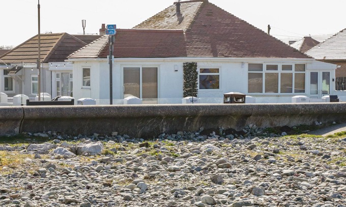 Kinmel Bay Cottage | SEA-ESTA BWTHYN, family friendly, with open fire in Kinmel Bay