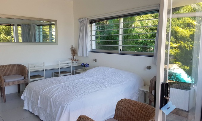 Hout Bay House | Sea-facing Bedsitter with stunning view/sleeps 2 adults/5mins from the beach