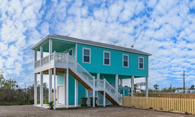 Crystal Beach House | Sea Glass Cottage - Super Cute! Outdoor bar, pet friendly, Sleeps 9