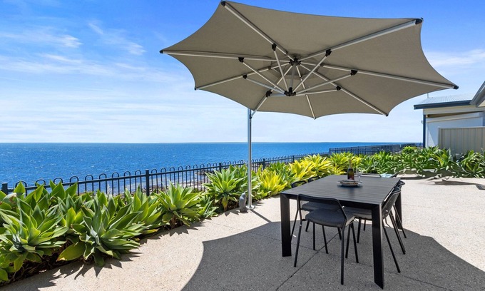 Port Victoria House | Sea La Vie - Absolute beachfront! Amazing sea views! Off peak special!