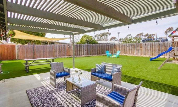 Loma Alta House | Sea-La-Vie Fun Family Pad 4 Miles to Beach!