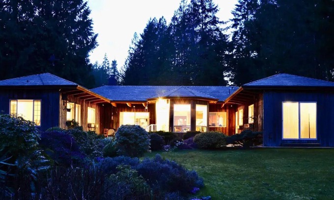 Regional District of Nanaimo House | Sea La Vie Rare & Peaceful Hidden Gem Shore House