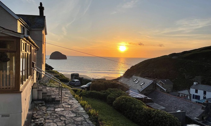 Trebarwith Strand House | SEA LEDGE, pet friendly, country holiday cottage in Tintagel