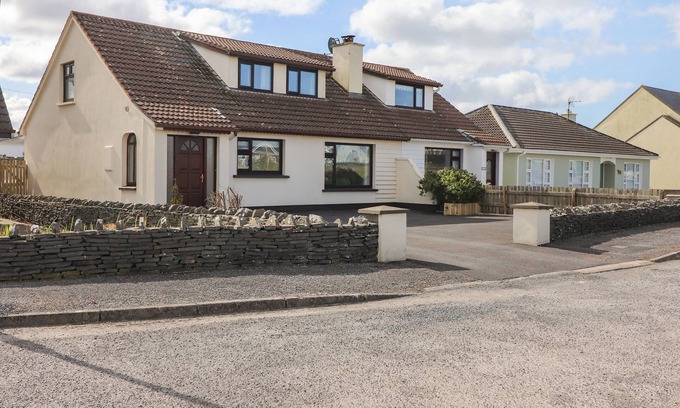 Lahinch Cottage | SEA PARK COTTAGE, pet friendly in Lahinch, County Clare