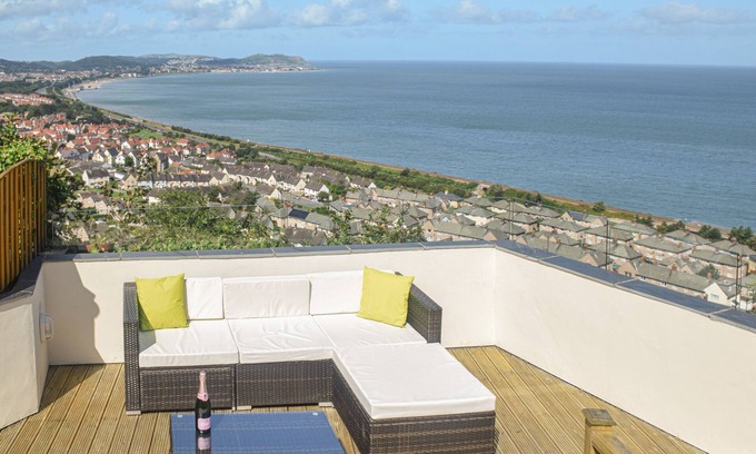 Rhyd-y-foel House | SEA-PRIZE VIEW, family friendly, with a garden in Old Colwyn