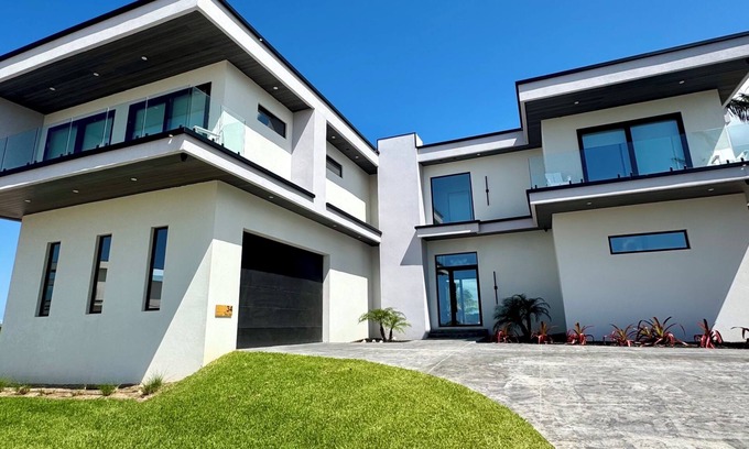 George Town Villa | Sea Salt Villa - Luxury Villa + Full Concierge!