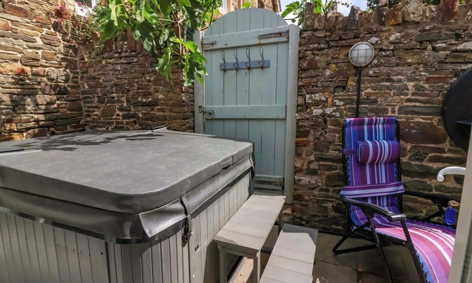 Westward Ho Cottage | SEA SANCTUARY, pet friendly, with hot tub in Northam