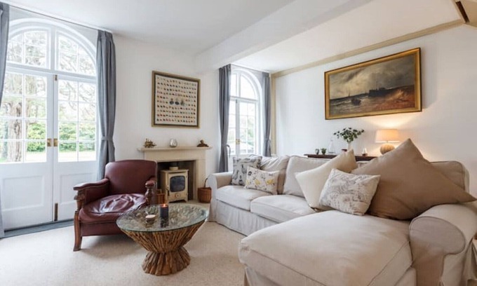 Southampton Cottage | Sea, sand shingle, nature and forest