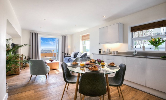 St Ives Apartment | Sea Scapes – Sleeps 2/4 – Sea Views – Parking - Dog Friendly