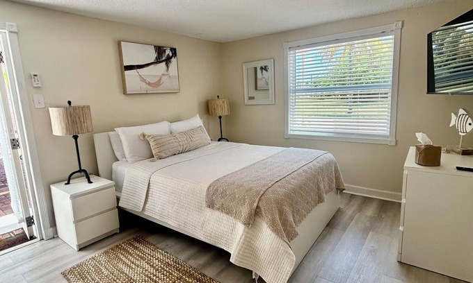 Summerland Key Cottage | SEA SHELL COTTAGE, Sleeps 2 - Summer Vacation, Fishing & Lobster Season is Here!