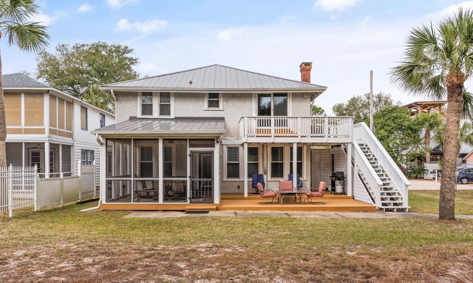 East Beach House | Sea Side Inn located steps to Coast Guard Beach Entrance on East Beach