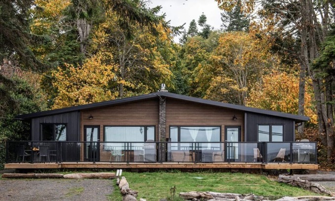 Campbell River House | Sea, Sunrises, Sauna | Oceanfront Group Retreat