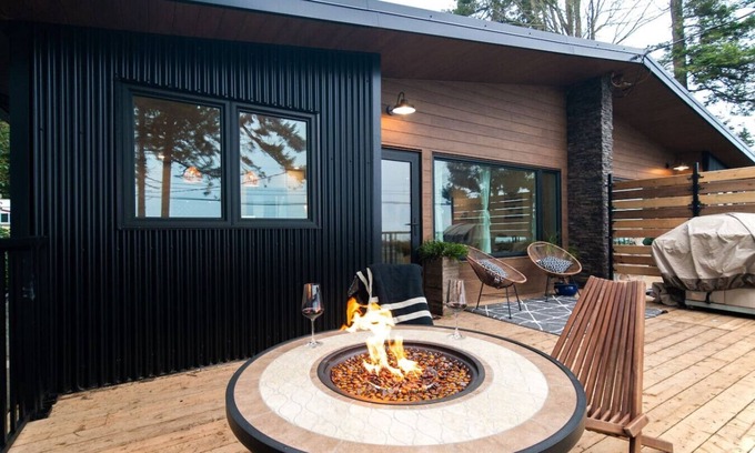 Campbell River House | Sea,Sunrises,Sauna | Oceanfront Stylish Retreat