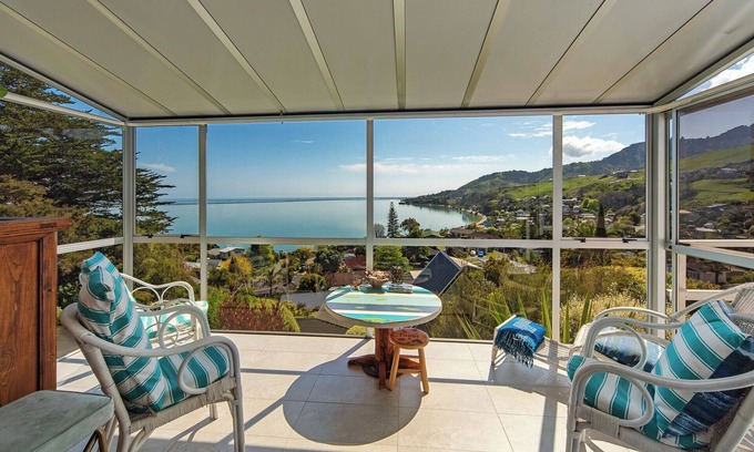Atawhai House | Sea Tide Views - A Hidden Gem Just Minutes from the City!
