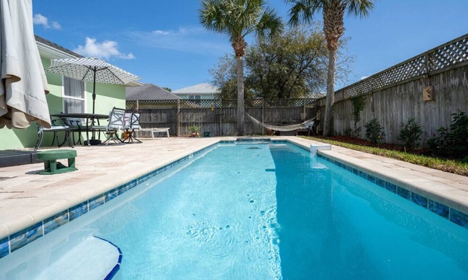 St. Augustine Beach Cottage | Sea Turtle Beach Cottagen2/2 with bikes and pool