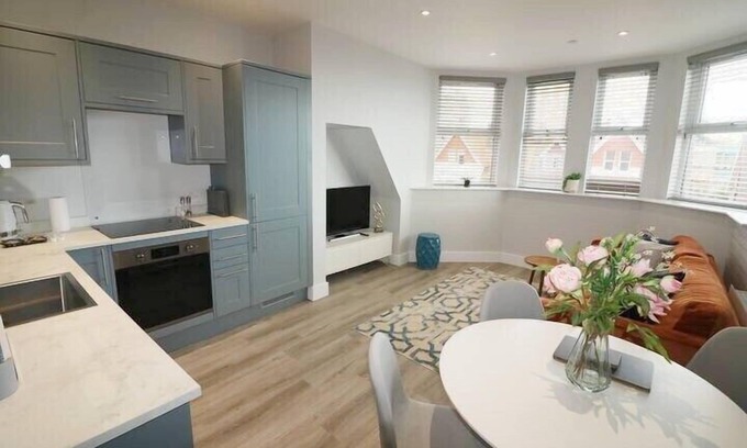 West Cliff Apartment | Sea View 2-Bed Family Apt w/Free Gym & Parking