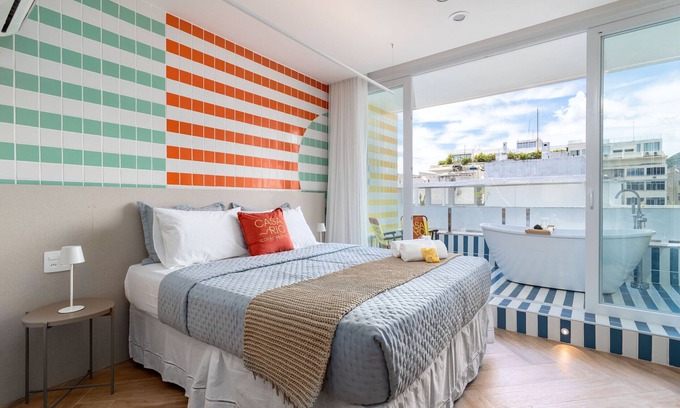 Copacabana Apartment | Sea View and Balcony with Bathtub | Q11