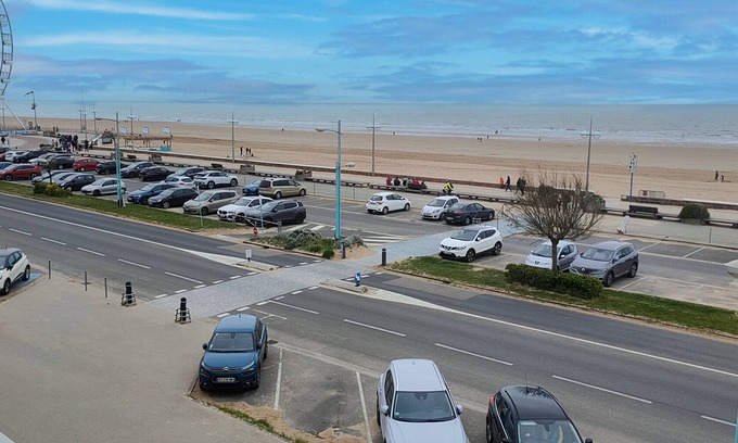 Saint-Jean-de-Monts Apartment | "Sea View Apartment: Renovated 2-Bdrm, Balcony, Near Shops & Beach!"